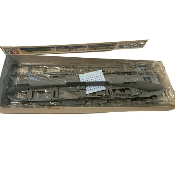 Vintage Hornet Water Line Aircraft carrier model  1/700 NIP